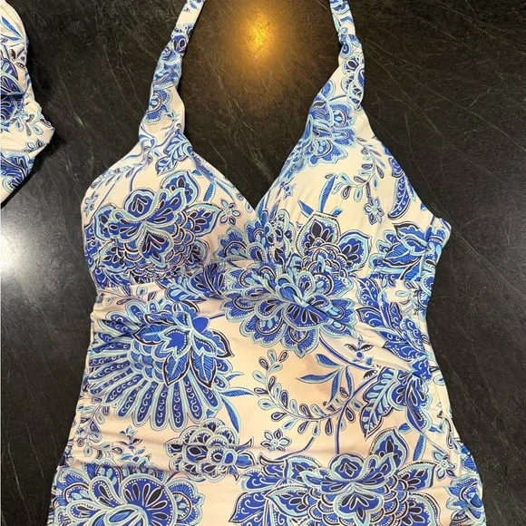 La Blanca. Beyond Haler Goddess Tankini Swim Top. - Picture 2 of 3
